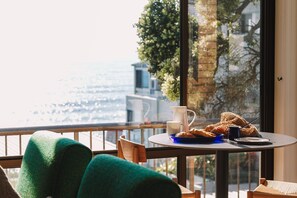 Dining - BAY PROPERTIES | Seadrifter (Yamba)