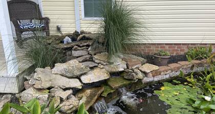 Newly remodeled, Hot Tub, 70n inch tv Private Entrance, Convenient location