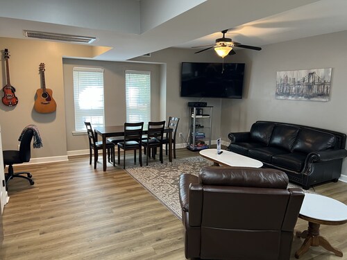 Newly remodeled, Hot Tub, 70n inch tv Private Entrance, Convenient location