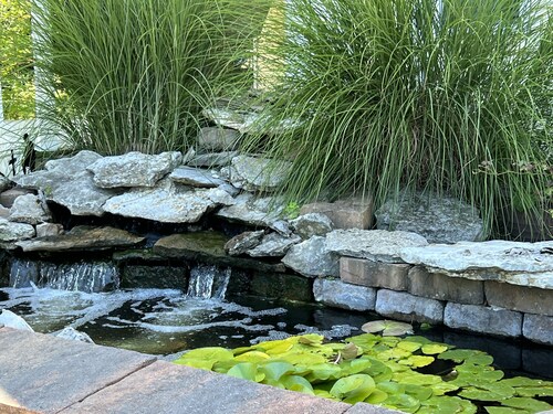 Newly remodeled, Hot Tub, 70n inch tv Private Entrance, Convenient location