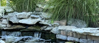 Newly remodeled, Hot Tub, 70n inch tv Private Entrance, Convenient location