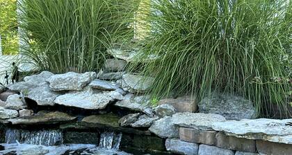 Newly remodeled, Hot Tub, 70n inch tv Private Entrance, Convenient location