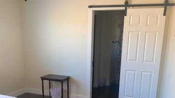 4 dormitoris, planxa i posts de planxar i un bressol de viatge