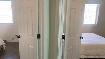 4 Schlafzimmer, Bügeleisen/Bügelbrett, Reisekinderbett, kostenloses WLAN