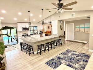 冰箱、微波炉、烤箱、炉灶