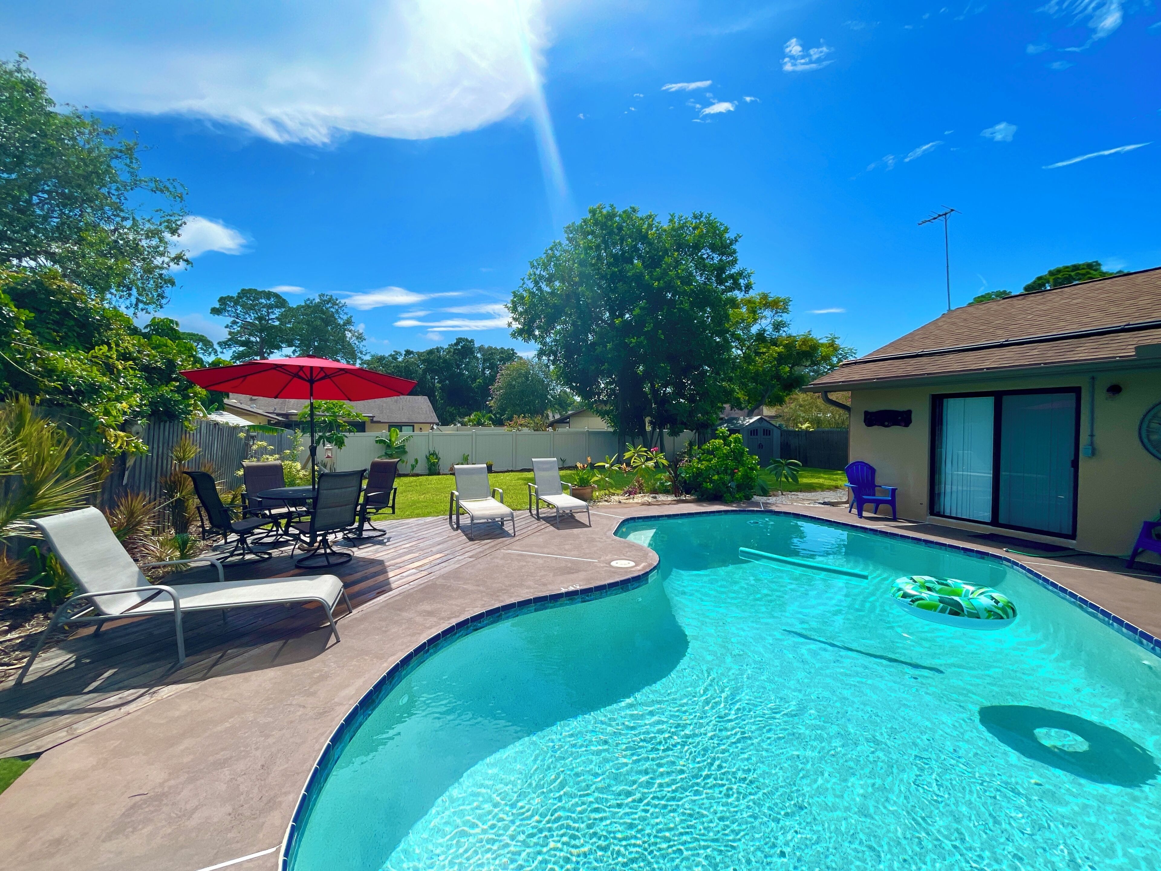 🌴SPACIOUS home with private pool 5 mins to beach! Close to everything!     