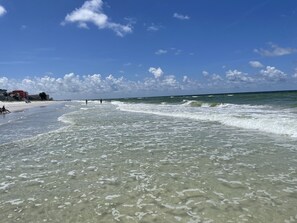 靠近海滩、沙滩椅、沙滩毛巾