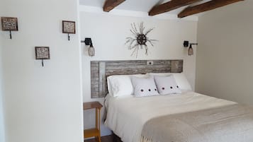 1 slaapkamer, een bureau, een strijkplank/strijkijzer, wifi