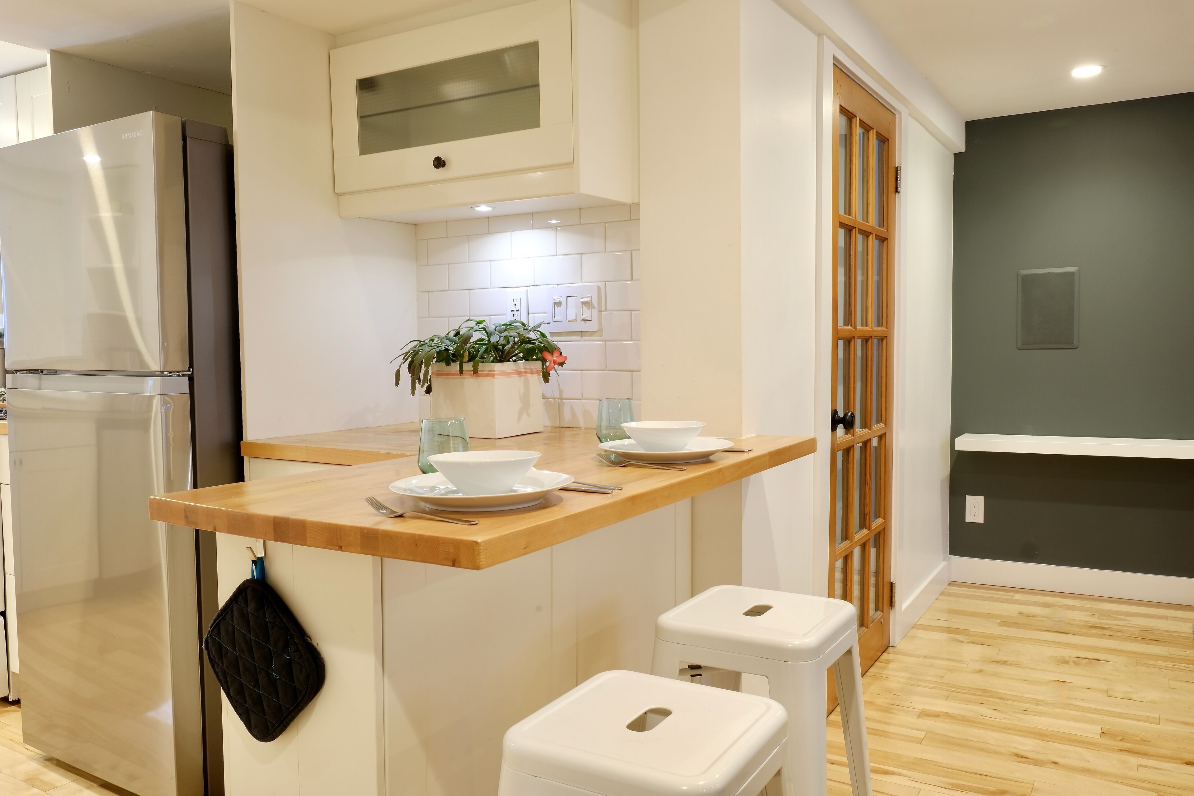 Réfrigérateur, micro-ondes, four, plaque de cuisson