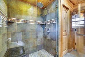 Kostenlose Toilettenartikel, Haartrockner, Handtücher