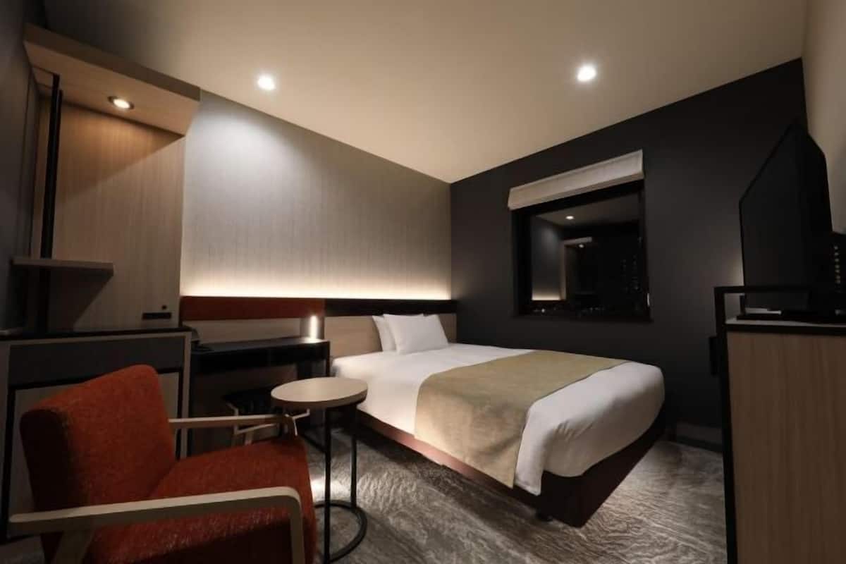 Down duvets, in-room safe, desk, blackout curtains