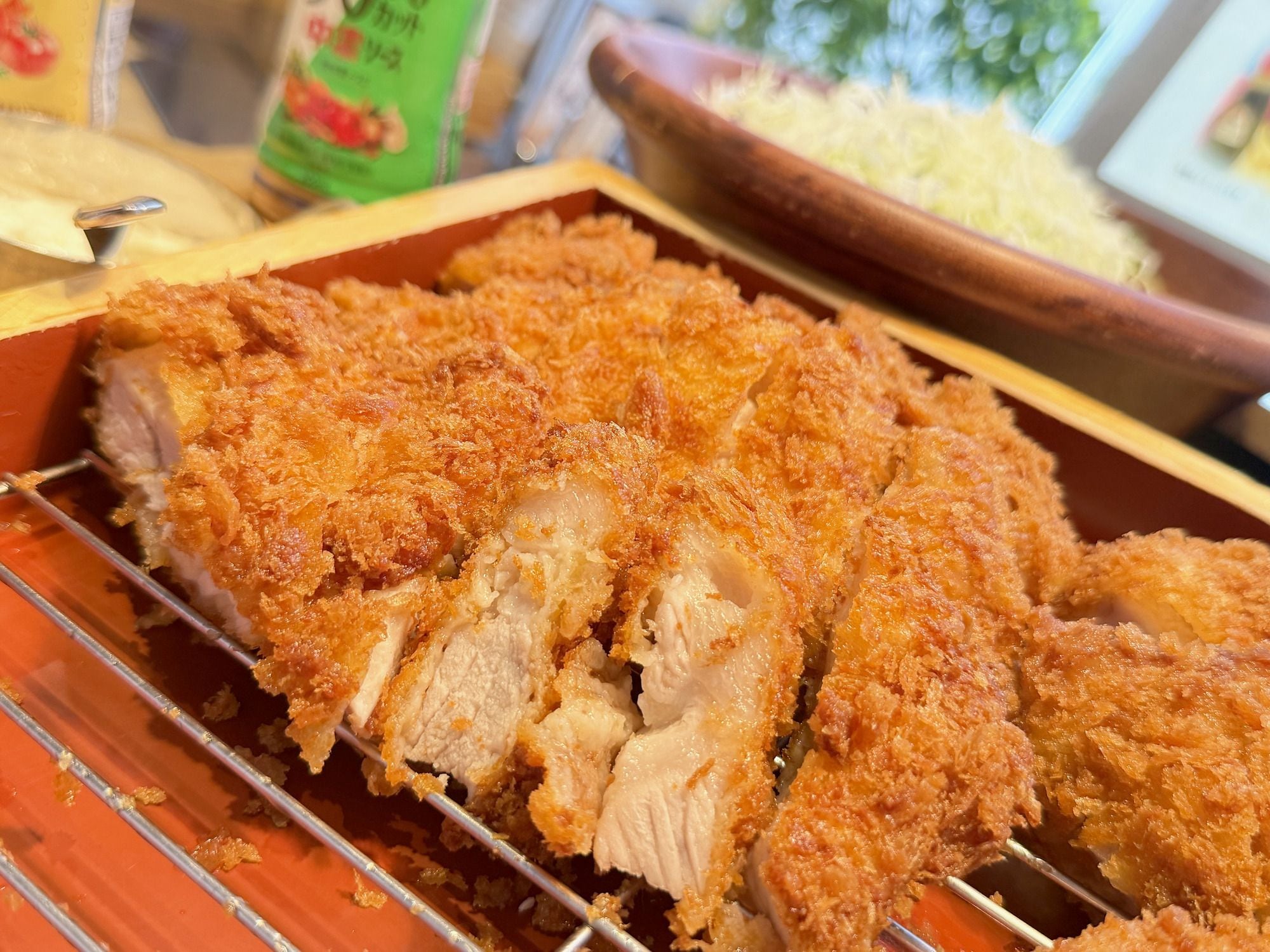 Una bandeja con trozos de pollo empanizado y frito.
