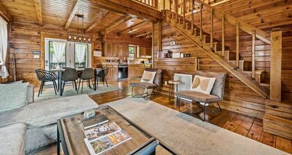 Log Cabin w/Hot Tub & All the Amenities. Close to the Park & Pigeon Forge