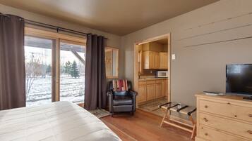 2 quartos, escrivaninha, ferros/tábuas de passar roupa, berço de viagem