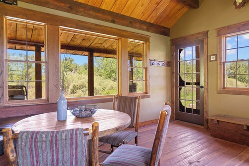 TroutChasers Suite ~ Priv. River Access, 10 Min. to Hot Springs, 45 Min. to Ski