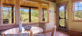 TroutChasers Suite ~ Priv. River Access, 10 Min. to Hot Springs, 45 Min. to Ski