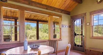 TroutChasers Suite ~ Priv. River Access, 10 Min. to Hot Springs, 45 Min. to Ski