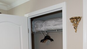 Un placard avec une tringle et un porte-manteau.