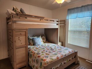 3 bedrooms, iron/ironing board, free WiFi, bed sheets