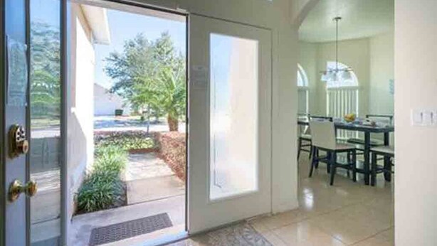 Ein modernes Interieur mit einer Glastür, die auf eine Terrasse führt.