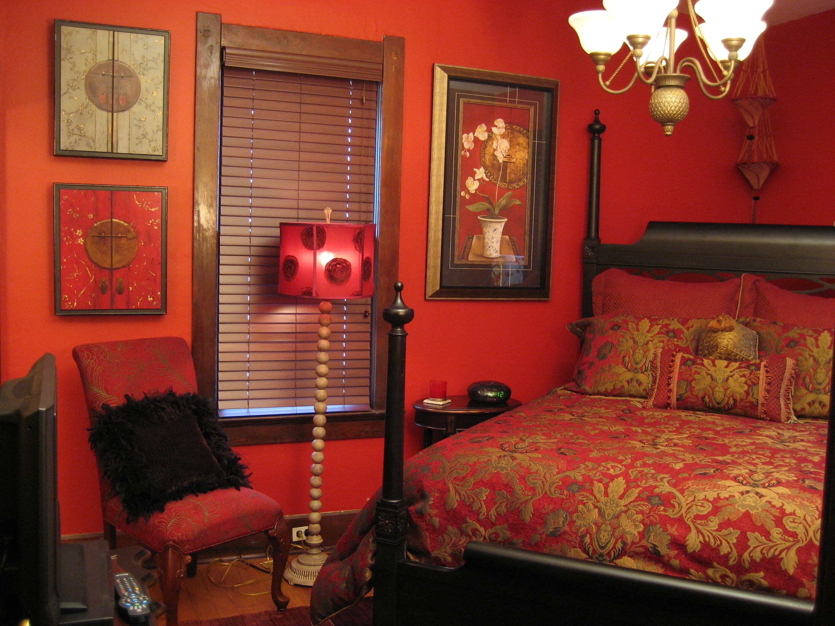 4 bedrooms, desk, iron/ironing board, travel cot