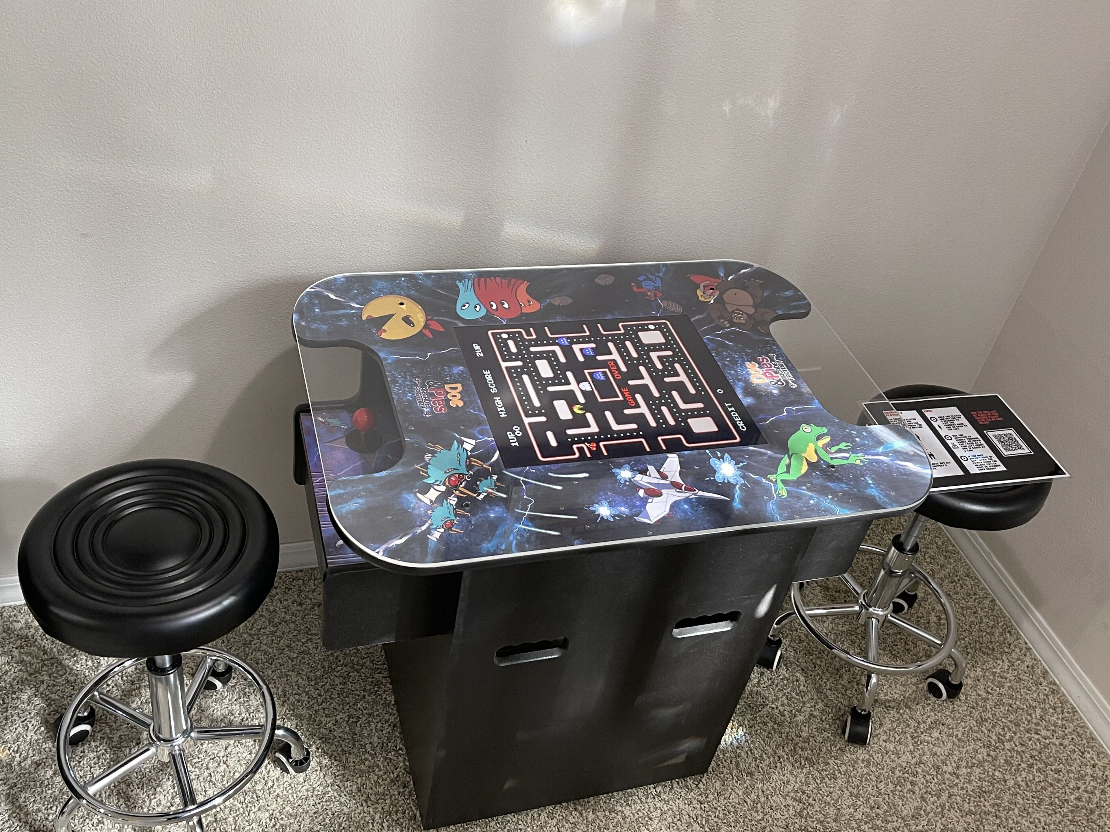Une table de jeu avec un jeu de labyrinthe, un tabouret et une chaise.