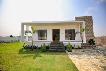 Exterior. Neo Farm House with Pool, Beach Volley Ball & 5Beds(A/C)
