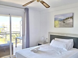 3 bedrooms, iron/ironing board, Internet, bed sheets - APARTBEACH CAPRI FRONT BEACH CLIMATE AND WIFI (Salou)
