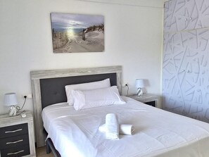3 bedrooms, iron/ironing board, internet, bed sheets