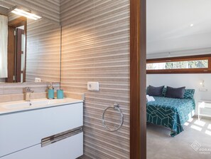 Een douche, een haardroger, handdoeken