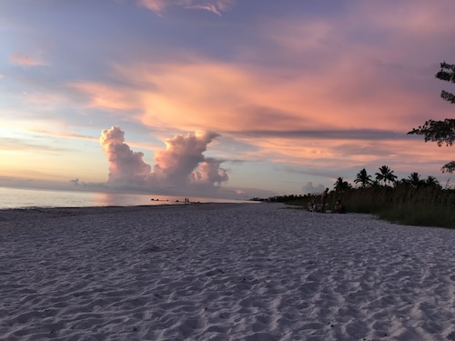 Cozy Retreat, minutes from Beaches, Shopping and Dining, 5th Ave and 3rd Street.