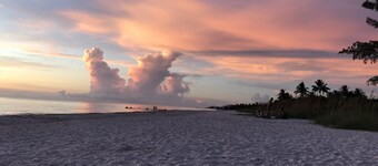 Cozy Retreat, minutes from Beaches, Shopping and Dining, 5th Ave and 3rd Street.