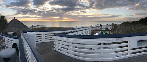 Cozy Retreat, minutes from Beaches, Shopping and Dining, 5th Ave and 3rd Street.