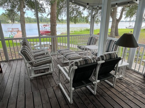 Nice quiet lakefront home with great fishing !