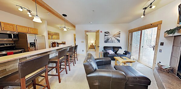 Smart TV, fireplace, offices, computer monitors