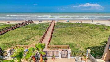 Am Strand, Liegestühle, Strandtücher