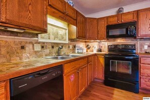 Microwave, dishwasher, coffee/tea maker, blender