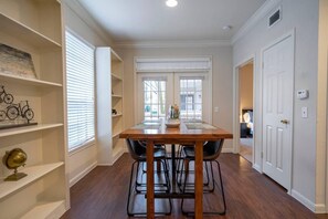 Dining - MD Anderson TMC NRG 2 Bedroom 2 Bathroom Spacious and Cozy Apartment  (Houston)