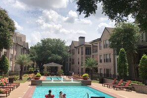 Outdoor pool - MD Anderson TMC NRG 2 Bedroom 2 Bathroom Spacious and Cozy Apartment  (Houston)