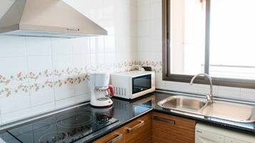 Réfrigérateur, micro-ondes, cafetiÚre/bouilloire, grille-pain