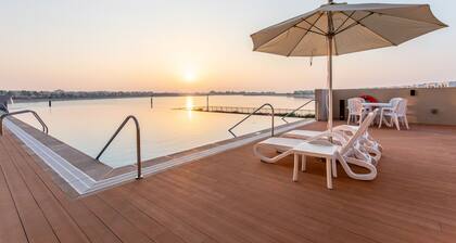 Live in the middle of Lagoons and Sea