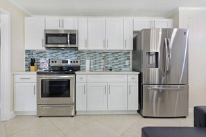 Geladeira, micro-ondas, fogão, cooktop