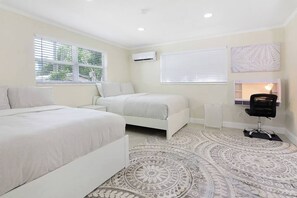 1 quarto, ferros/tábuas de passar roupa, berço de viagem