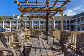 Outdoor dining - Quality Inn and Suites Pawleys Island SC (Pawleys Island)