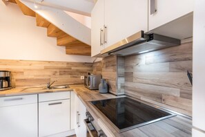 Frigorifero, microonde, forno, piano cottura