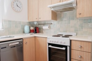Fridge, microwave, oven, dishwasher - Beach Vintage - the quintessential 1960's beach house just 150m from Pearl Beach (Pearl Beach)