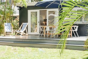 Outdoor dining - Beach Vintage - the quintessential 1960's beach house just 150m from Pearl Beach (Pearl Beach)