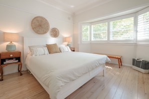 2 bedrooms, iron/ironing board, travel cot, free WiFi - Beach Vintage - the quintessential 1960's beach house just 150m from Pearl Beach (Pearl Beach)