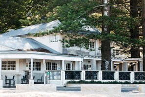 Exterior - Beach Vintage - the quintessential 1960's beach house just 150m from Pearl Beach (Pearl Beach)