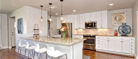 Jääkaappi, mikroaaltouuni, uuni, liesi